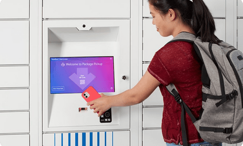 スマート宅配ロッカーを利用する大学生