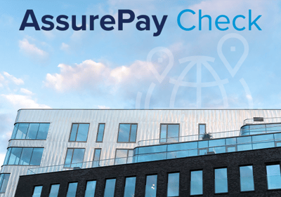 教育施設の上に設置されたAssurePay Checkのロゴ