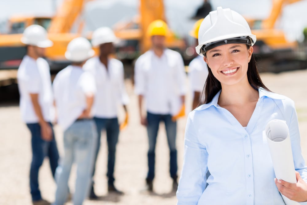 建設現場で幸せそうな女性建築家