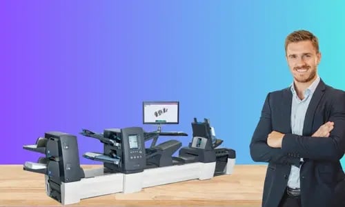 Relay 8000 フォルダー・インサーター・マシンを持つ男性