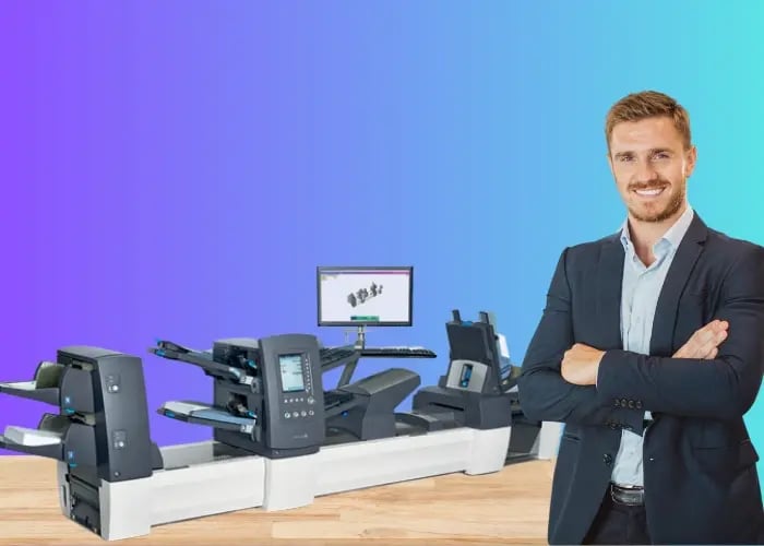 Relay 8000 フォルダー・インサーター・マシンを持つ男性