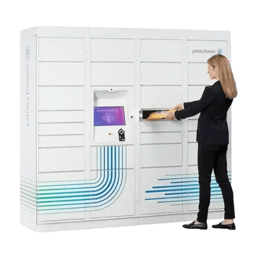 ParcelPointスマート宅配便ロッカーを利用する女性