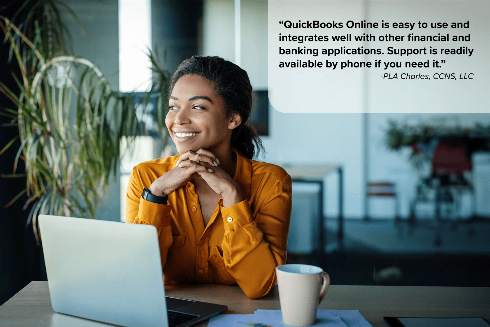 コンピューターに向かう女性QB コンピューターに向かう女性QB