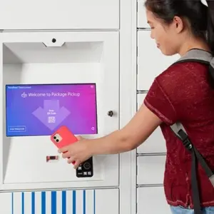 スマホとスマート宅配ロッカーを使う学生 スマホとスマート宅配ロッカーを使う学生