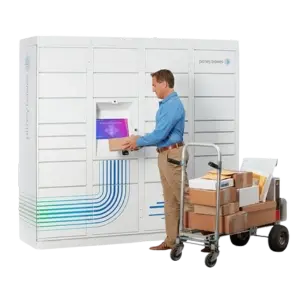 スマート宅配ロッカーに荷物を預ける配達員
